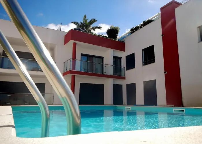 Bica, Luxury Heated Penthouse With Jacuzzi And Large Terrace In דירה בליאל